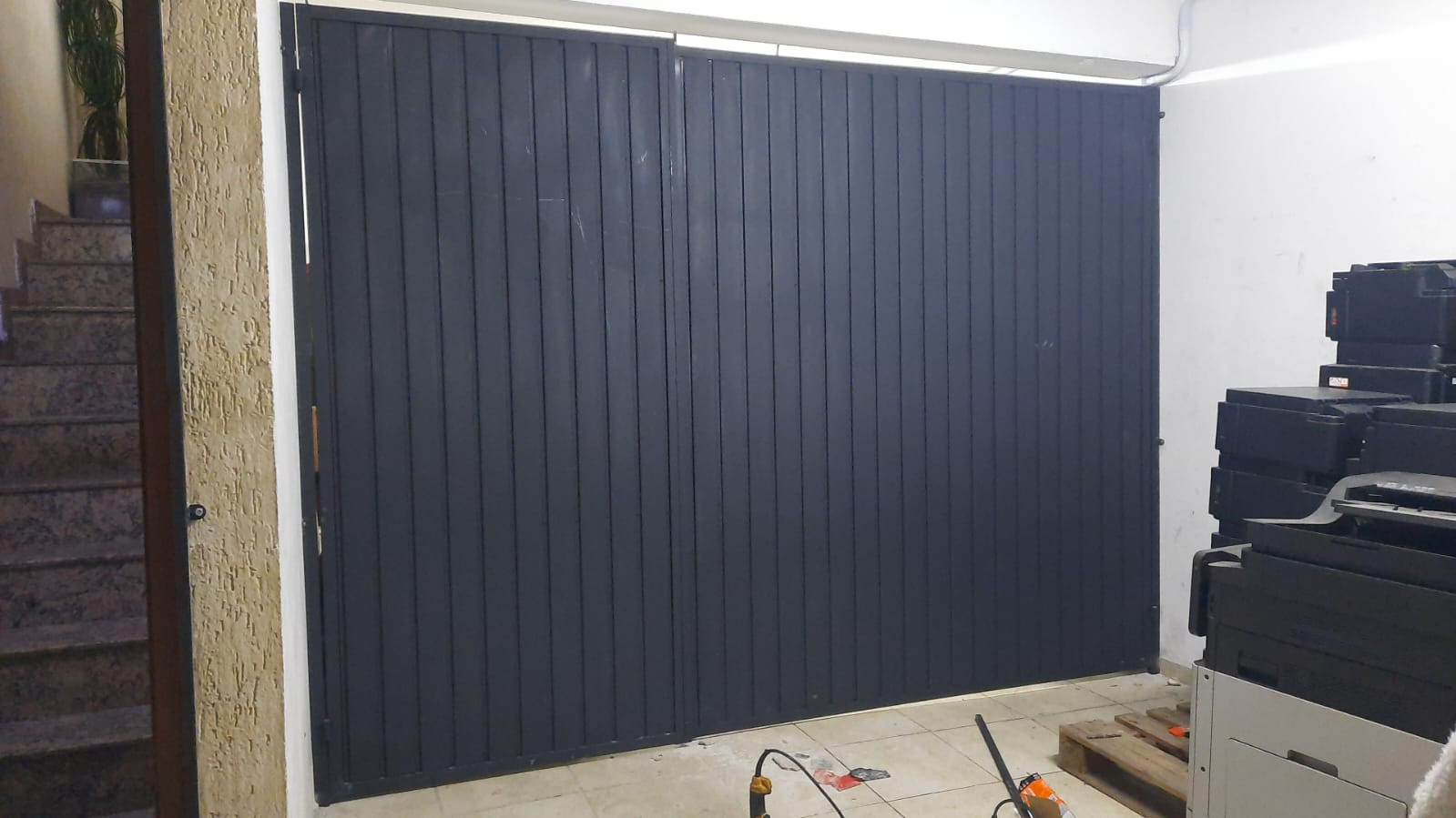 Portão basculante automático fabricado pela Serralheria Art da Vila
